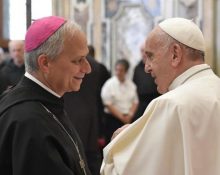 Robert Prevost, encara cardenal, amb el papa Francesc