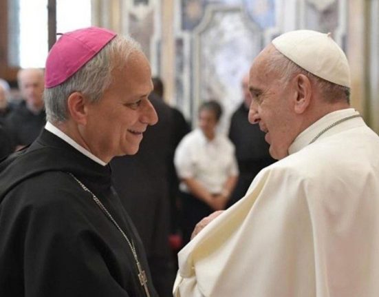 Robert Prevost, encara cardenal, amb el papa Francesc