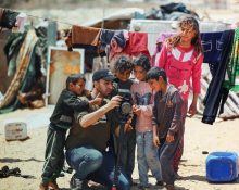 El fotòfraf palestí Hosny Salah amb un grup d'infants a Gaza