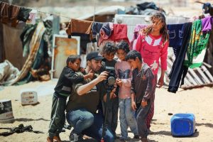 El fotòfraf palestí Hosny Salah amb un grup d'infants a Gaza