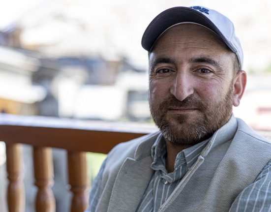 Sajjad Kargili forma part de l'Aliança Democràtica de Kargil