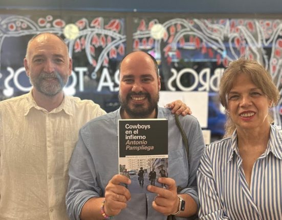 Antonio Pampliega a la presentació del seu llibre Cowboys en el infierno a la llibreria Los Libros Salvajes de Madrid
