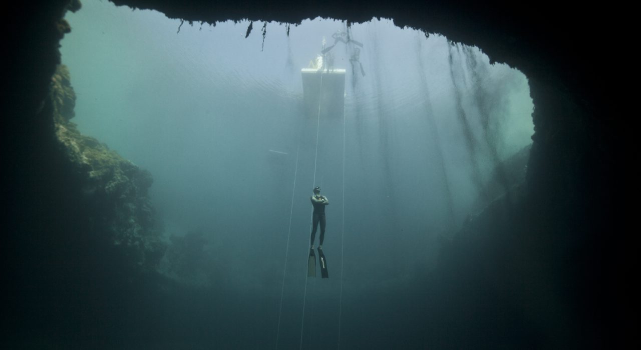 La revista se submergeix en l'abisme per intentar salvar-lo
