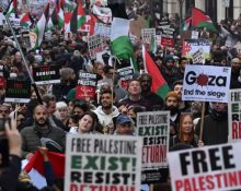 Centenars de persones protestant a Londres, el 2023, per la pau a Palestina