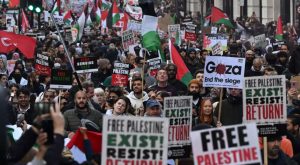 Centenars de persones protestant a Londres, el 2023, per la pau a Palestina