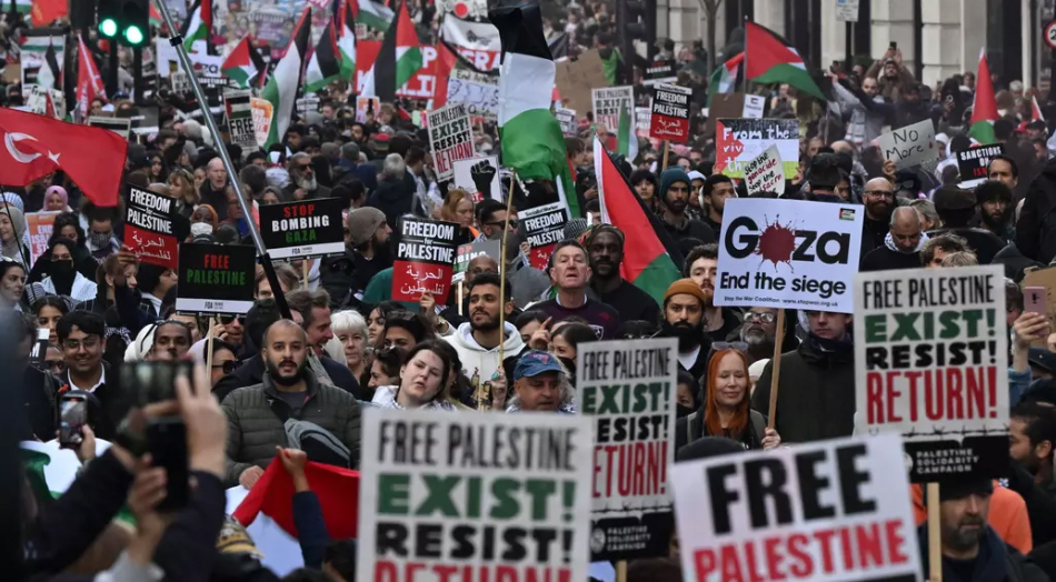 Centenars de persones protestant a Londres, el 2023, per la pau a Palestina