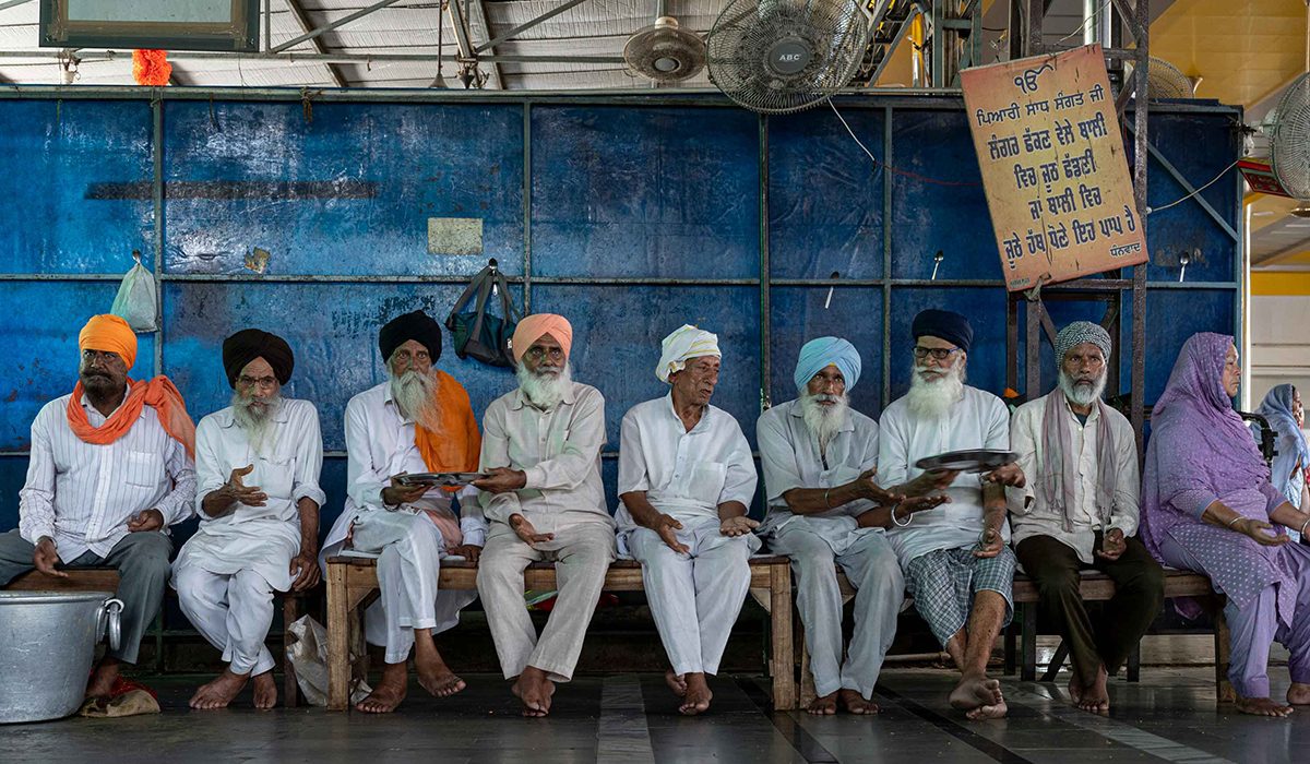 Sikhs mengen a l'interior de la gurdwara Shaheed Sahib, a Amritsar