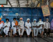 Sikhs mengen a l'interior de la gurdwara Shaheed Sahib, a Amritsar