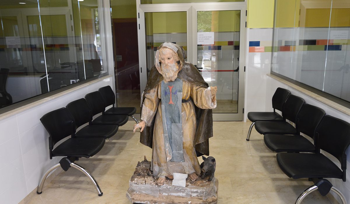 Sant Antoni Abat, a l'entrada de la rectoria de l'església de Picanya, esperant per ser transportat