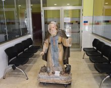 Sant Antoni Abat, a l'entrada de la rectoria de l'església de Picanya, esperant per ser transportat