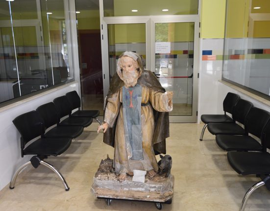 Sant Antoni Abat, a l'entrada de la rectoria de l'església de Picanya, esperant per ser transportat