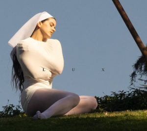 Rosalía en un moment de contemplació, on la seva música i la recerca espiritual es troben