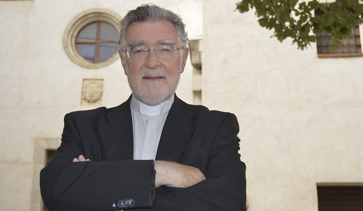 Armand Puig, davant l'església de Sant Andreu Apòstol de la Selva del Camp