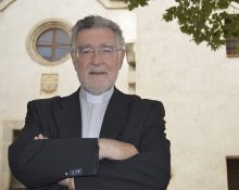 Armand Puig, davant l'església de Sant Andreu Apòstol de la Selva del Camp