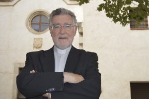 Armand Puig, davant l'església de Sant Andreu Apòstol de la Selva del Camp