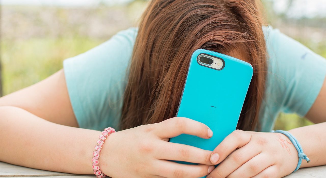 La pornografia és una realitat que impacta la salut sexual i emocional dels joves
