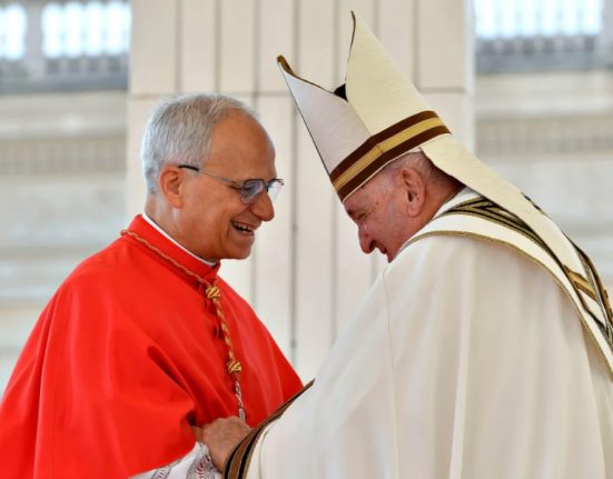 Francesc crea cardenal Robert Prevost a la plaça de Sant Pere, el setembre del 2023