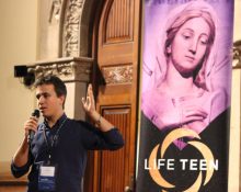 Un jove comparteix el seu missatge i la seva passió amb tots els assistents a la trobada LifeTeen
