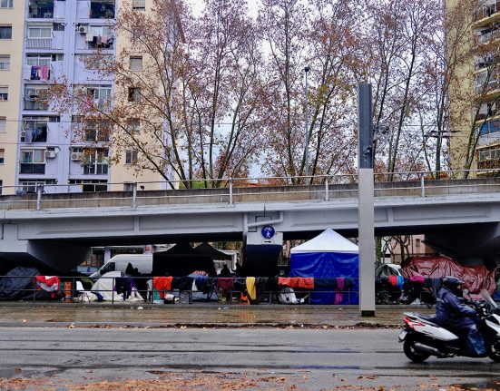 Persones desallotjades del B9 passen la nit a la intemperie | © José Luis Gómez Galarzo