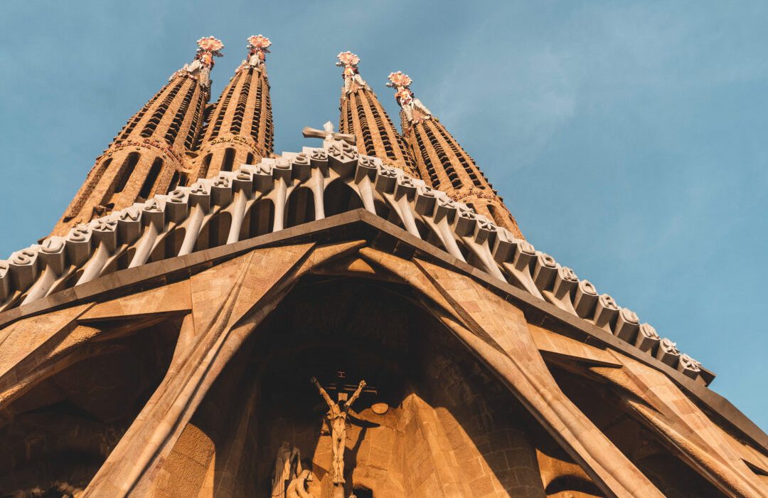 La façana del Naixement de la Sagrada Família, obra d’Antoni Gaudí, dedicada al naixement de Jesucrist i rica en simbolisme natural i religiós