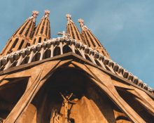 La façana del Naixement de la Sagrada Família, obra d’Antoni Gaudí, dedicada al naixement de Jesucrist i rica en simbolisme natural i religiós