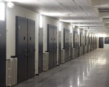El col·lapse administratiu provoca lentitud i negació de recursos bàsics