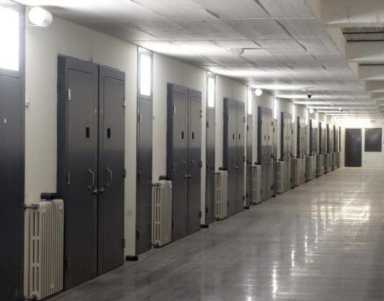 El col·lapse administratiu provoca lentitud i negació de recursos bàsics