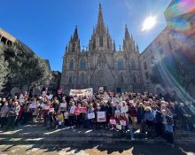 Una acció pública davant la catedral de Barcelona per reivindicar la igualtat en l’Església