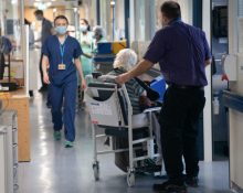 La saturació dels serveis públics és una de les conseqüències del creixement demogràfic i de la manca d’inversió en sanitat, educació i serveis socials a Catalunya