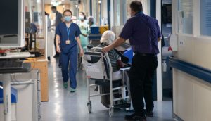 La saturació dels serveis públics és una de les conseqüències del creixement demogràfic i de la manca d’inversió en sanitat, educació i serveis socials a Catalunya