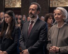 Ainara, una adolescent a punt de fer divuit anys, anuncia la seva decisió inesperada: entrar en un convent de clausura