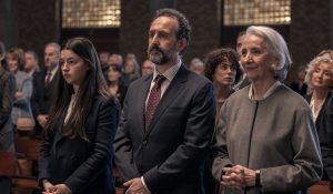 Ainara, una adolescent a punt de fer divuit anys, anuncia la seva decisió inesperada: entrar en un convent de clausura