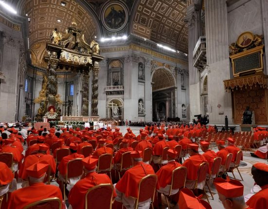 El papa Lleó XIV presideix el consistori extraordinari de cardenals al Vaticà, compromès amb una sinodalitat veritable