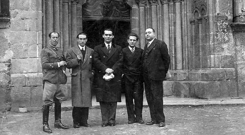 Lorca, davant de l'església de Santa María del Azogue (Betanzos, Galícia) l’any: 1932