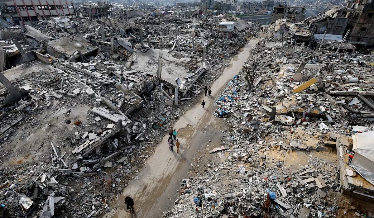 Palestins caminant entre runes a Jabalia, a la franja de Gaza