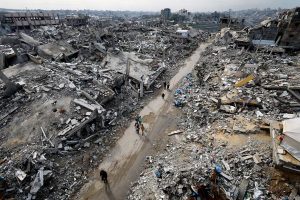 Palestins caminant entre runes a Jabalia, a la franja de Gaza