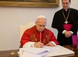 El papa, signant la seva primera encíclica | © Vatican Media
