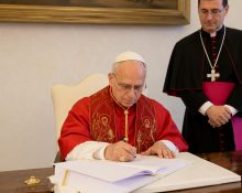 El papa, signant la seva primera encíclica