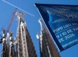 Un cartell al costat de la Sagrada Família anunciant l’arribada del papa Lleó XIV