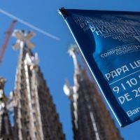 Un cartell al costat de la Sagrada Família anunciant l’arribada del papa Lleó XIV