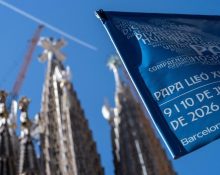 Un cartell al costat de la Sagrada Família anunciant l’arribada del papa Lleó XIV