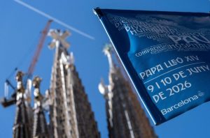 Un cartell al costat de la Sagrada Família anunciant l’arribada del papa Lleó XIV