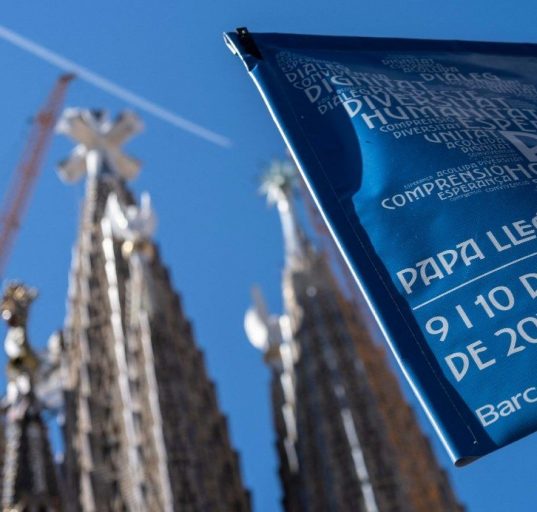 Un cartell al costat de la Sagrada Família anunciant l’arribada del papa Lleó XIV