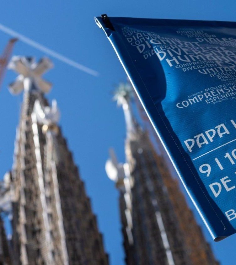 Un cartell al costat de la Sagrada Família anunciant l’arribada del papa Lleó XIV