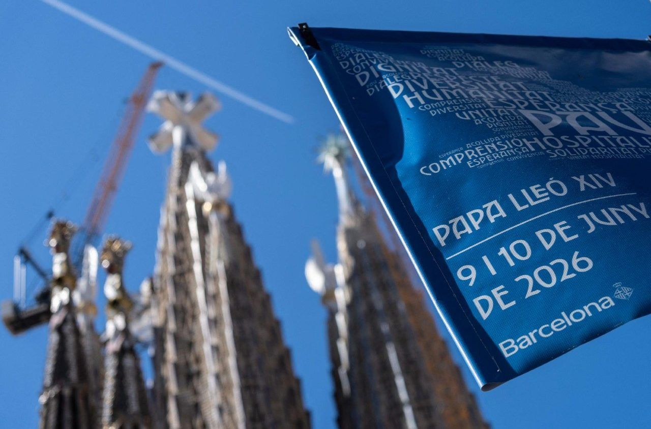 Un cartell al costat de la Sagrada Família anunciant l’arribada del papa Lleó XIV