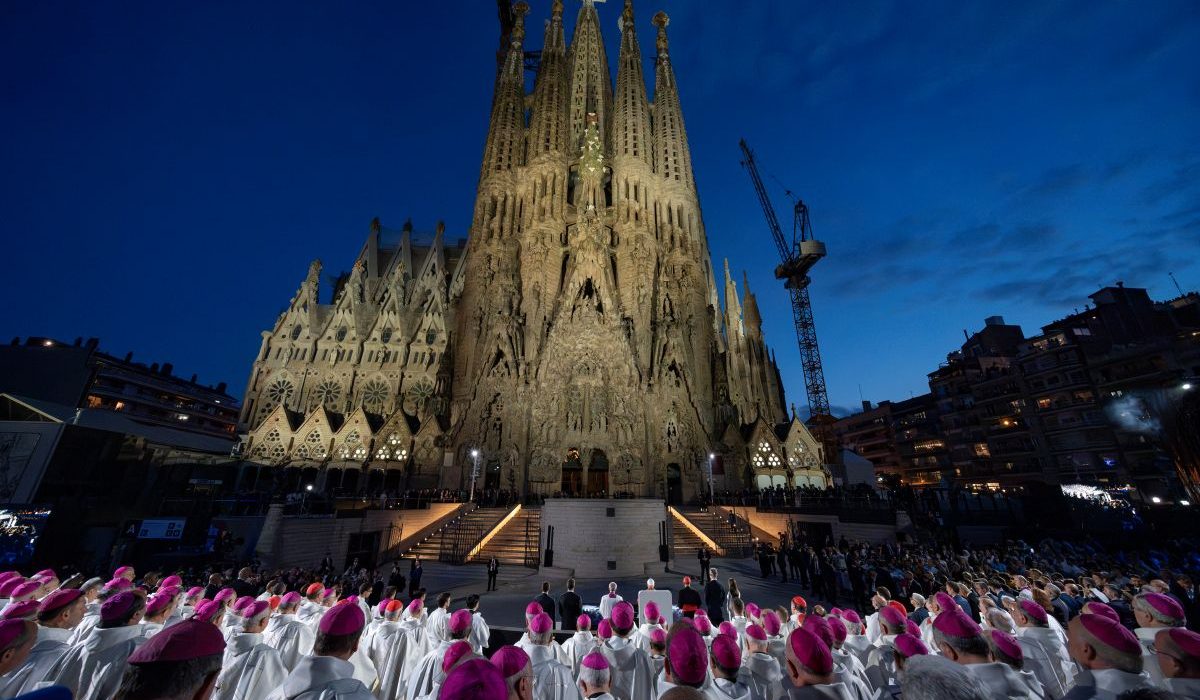 La Sagrada Família, durant els actes de benedicció de la Torre de Jesús | © Agustí Codinach - Catalunya Cristiana