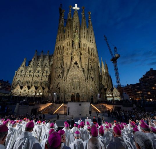 La Sagrada Família, durant els actes de benedicció de la Torre de Jesús | © Agustí Codinach - Catalunya Cristiana