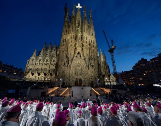 La Sagrada Família, durant els actes de benedicció de la Torre de Jesús | © Agustí Codinach - Catalunya Cristiana