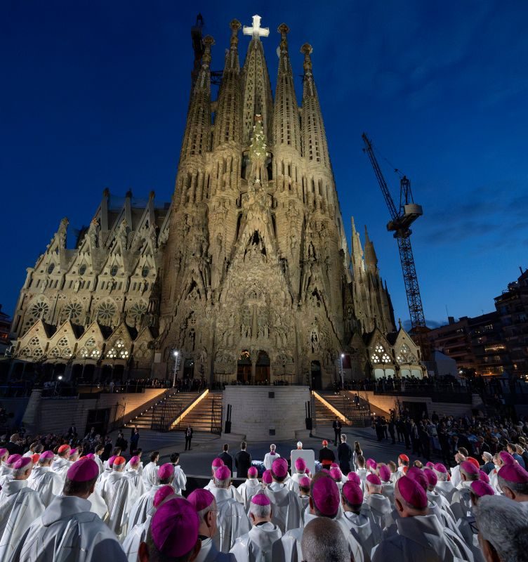 La Sagrada Família, durant els actes de benedicció de la Torre de Jesús | © Agustí Codinach - Catalunya Cristiana