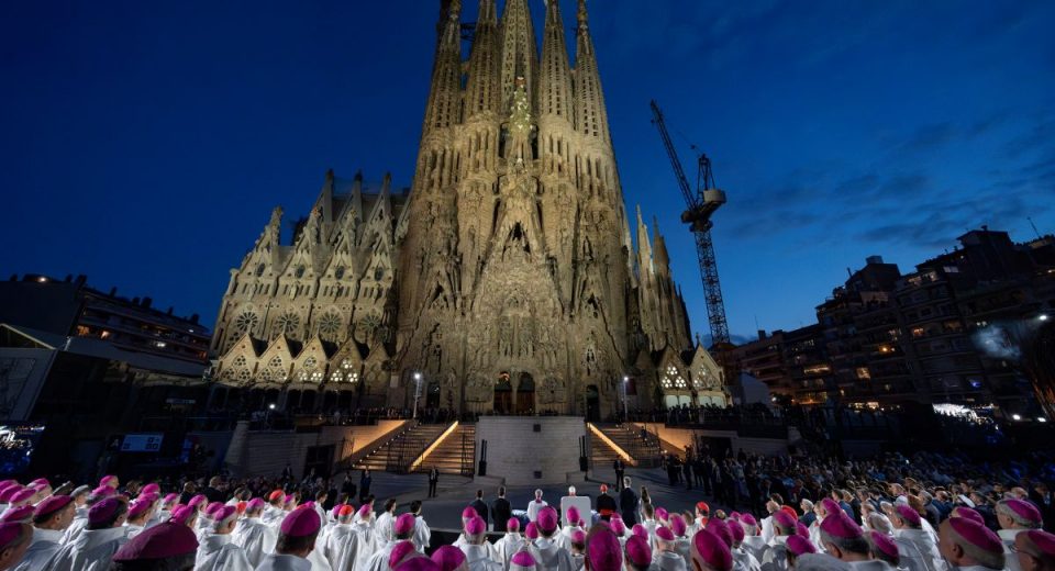 La Sagrada Família, durant els actes de benedicció de la Torre de Jesús | © Agustí Codinach - Catalunya Cristiana